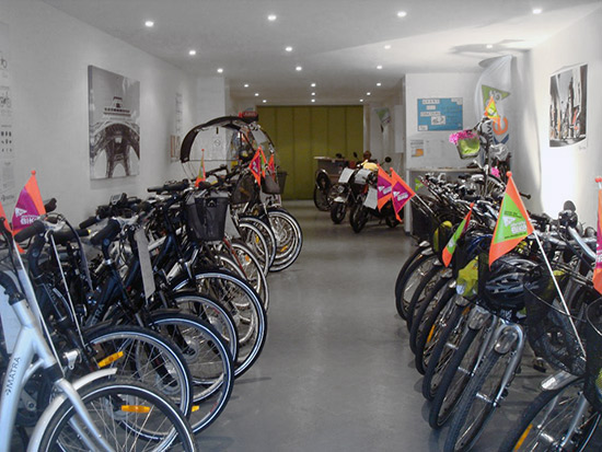 Le magasin expose plus de 20 modèles de vélos à assistance électrique
