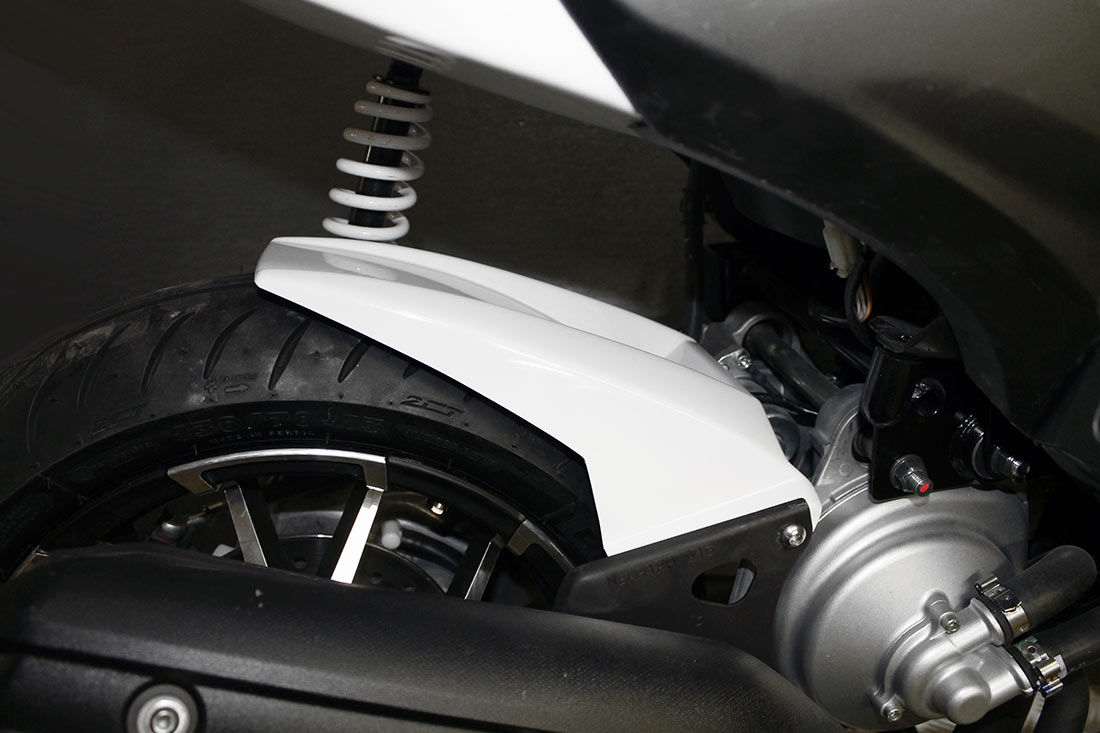 Le garde-boue arrière MTKT pour Nitro 2013 est de type lèche-roue