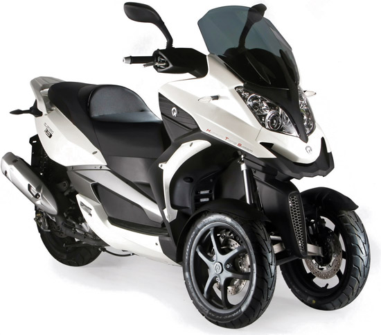 Le Quadro 350 D est un scooter à 3 roues aux lignes et technologies innovantes