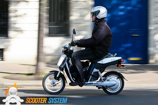 Le scooter électrique EC-03 en déplacement urbain