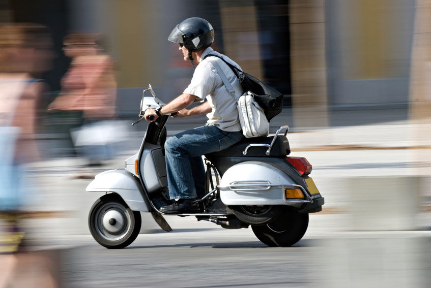 Les motos et scooters d'avant 2007 interdits en centre-ville dès cet été ? Peut-être.
