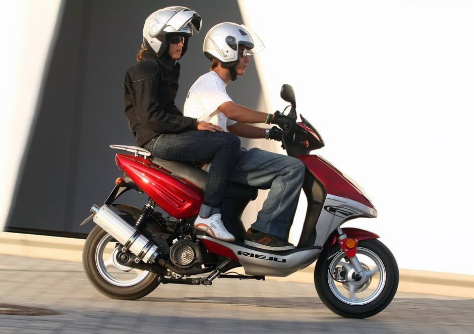 Le scooter est décliné en versions 50 et 125cm3, avec très peu de différences