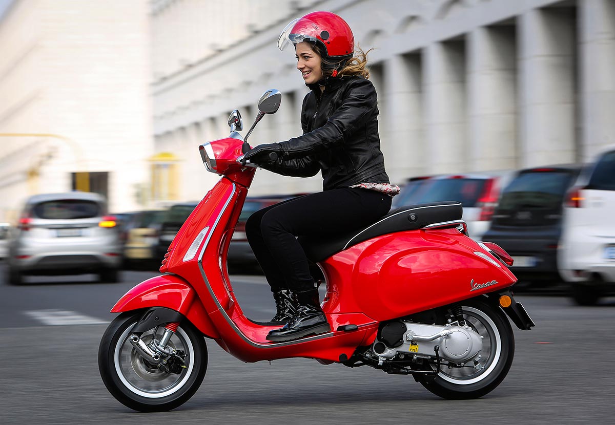 Le scooter 50 et 125 offre un excellent compromis entre confort et sportivité