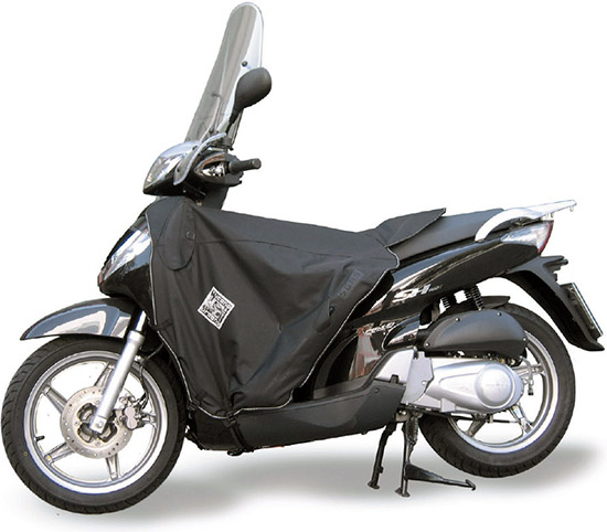 Les tabliers Tucano Urbano sont adaptés à un modèle précis, ici le Honda SH