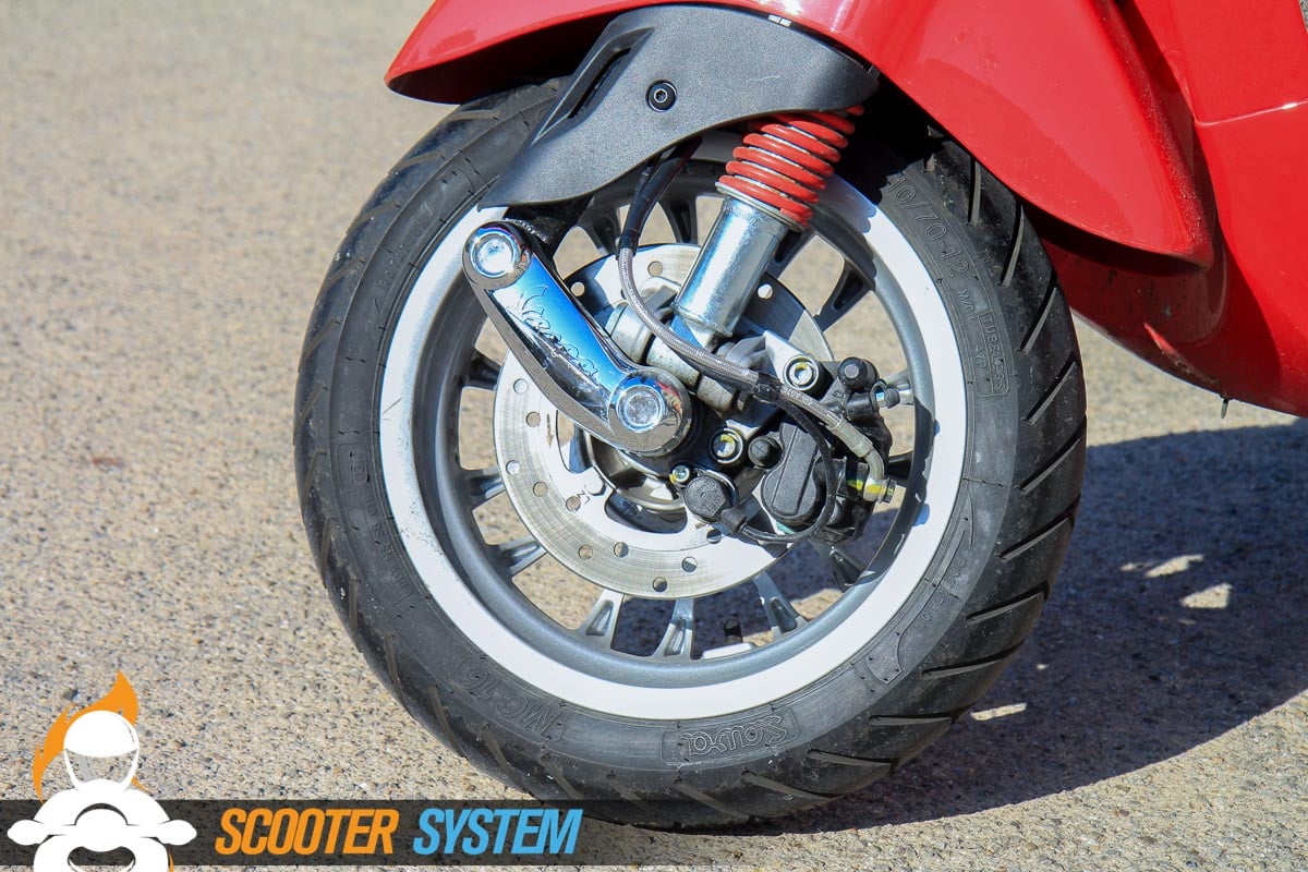 L'ABS, un équipement rarissime voire inédit sur le segment du scooter 50 cm3