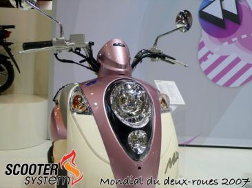 sym-mio-50-fille-phare.jpg