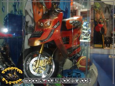 salon_mondial_deux_roues_2005_scooter_system_33.jpg