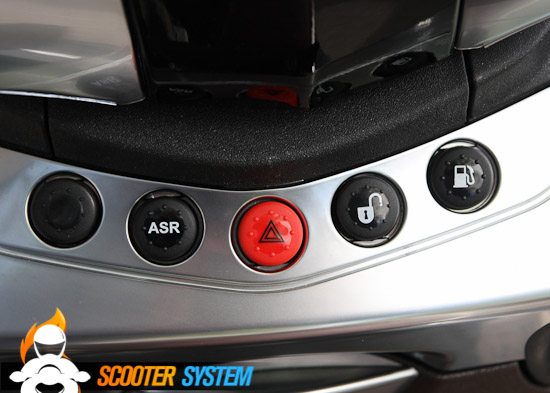 À l'aplomb du guidon, différents boutons permettent d'actionner warnings, ouverture de coffre, de la trappe carburant et de couper l'ASR.