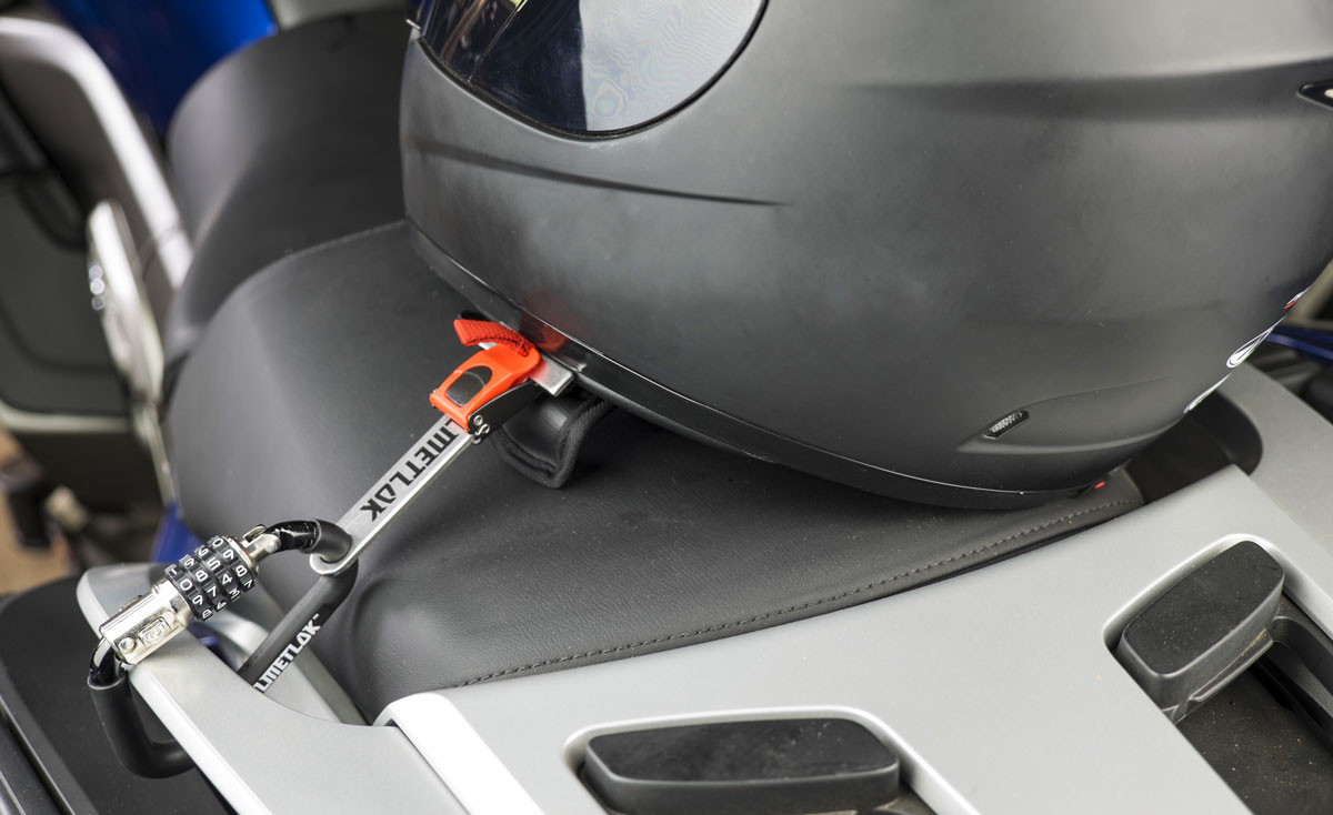 Le Chaft Helmetlok est un système antivol pour casques moto et scooter