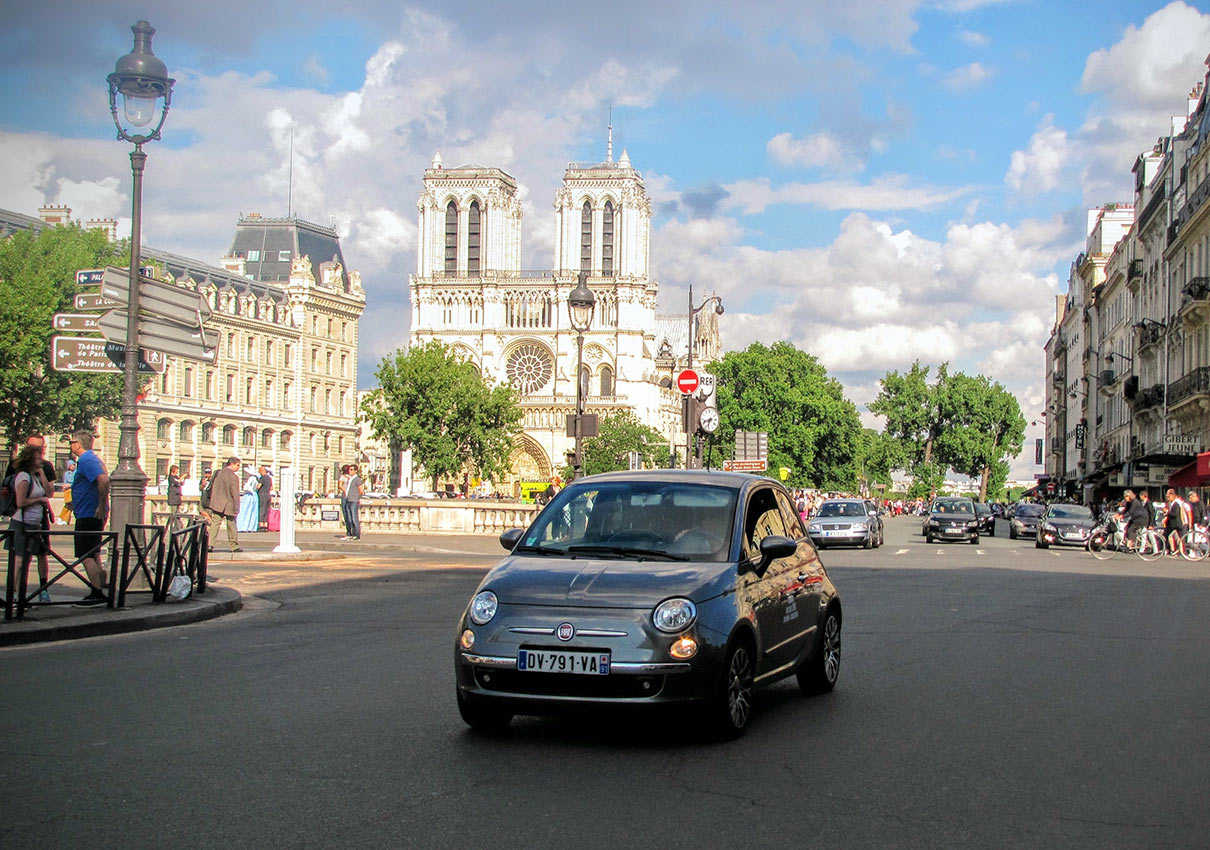 À Paris, circuler en voiture est bien moins avantageux qu'en scooter