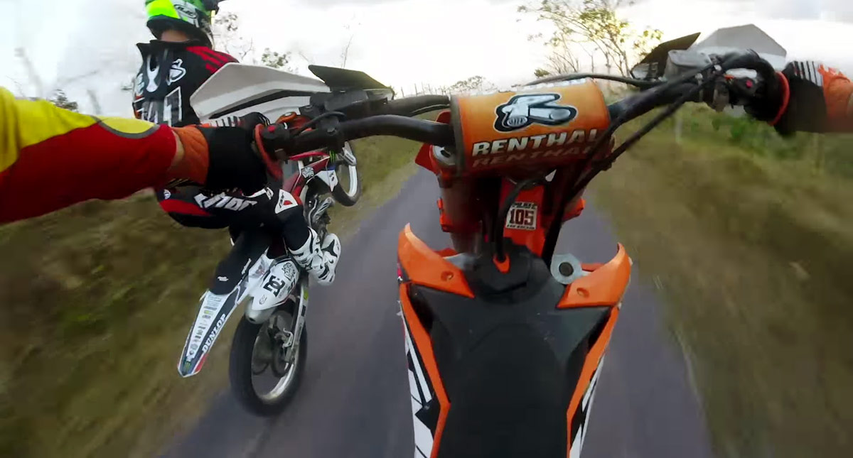 La caméra d'action permet de filmer les sports les plus extrêmes, motocross compris