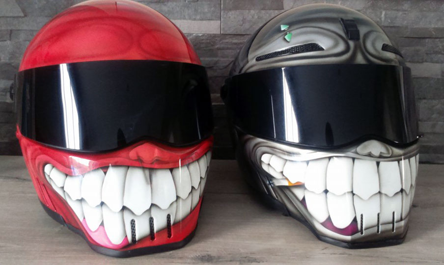 Voici deux beaux spécimen de casques sourire réalisés par Genetics Helmets