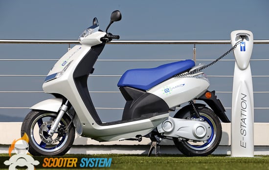 Scooter électrique Peugeot e-Vivacity sur une borne de recharge