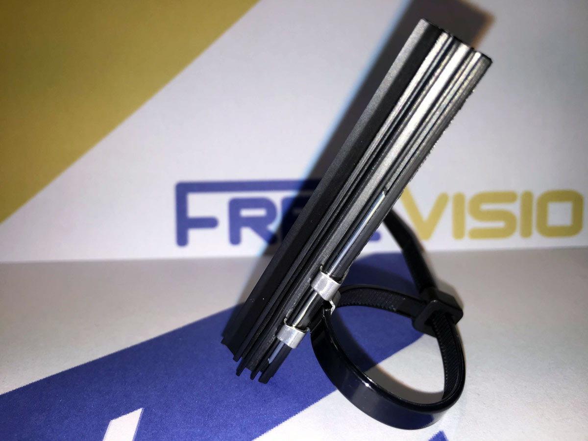 Free Visio est une mini-raclette à écrans qui se fixe sur un doigt avec un collier