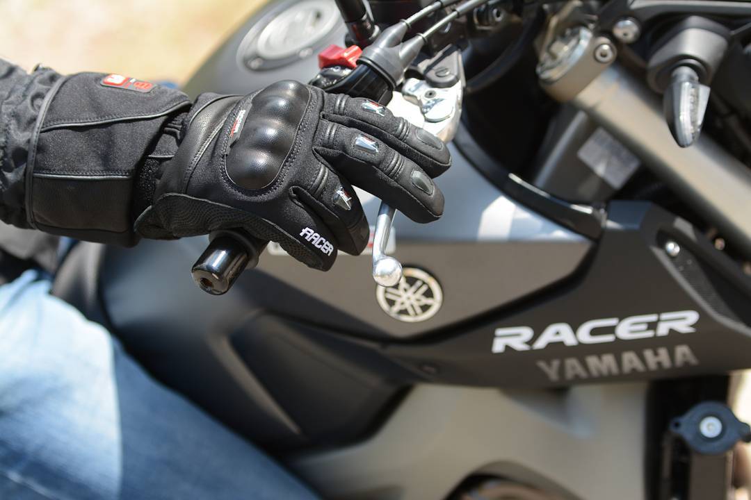 Les gants moto deviennent obligatoires pour les motocyclistes et leur passager
