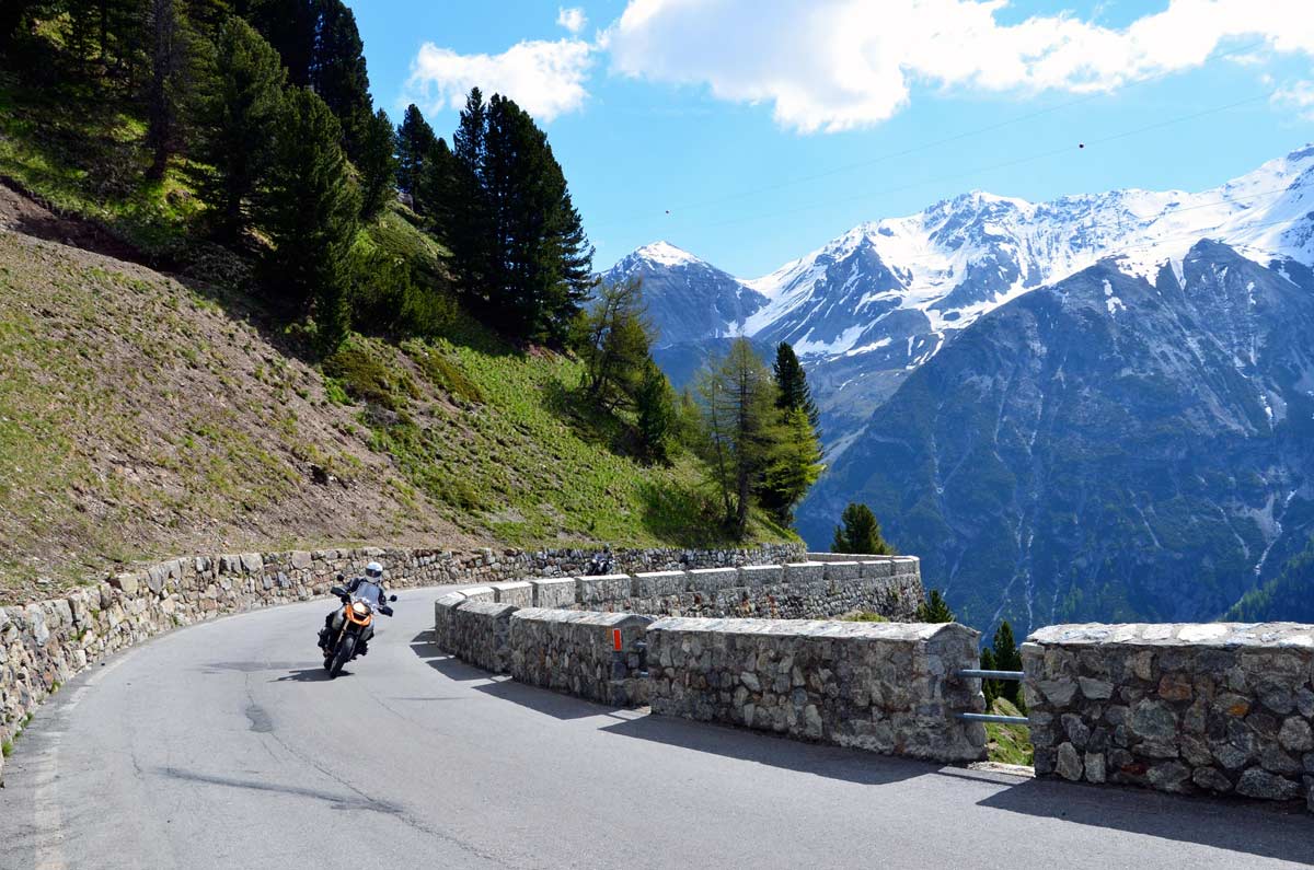 La société propose des voyages moto en Toscane, Sardaigne et dans les Alpes