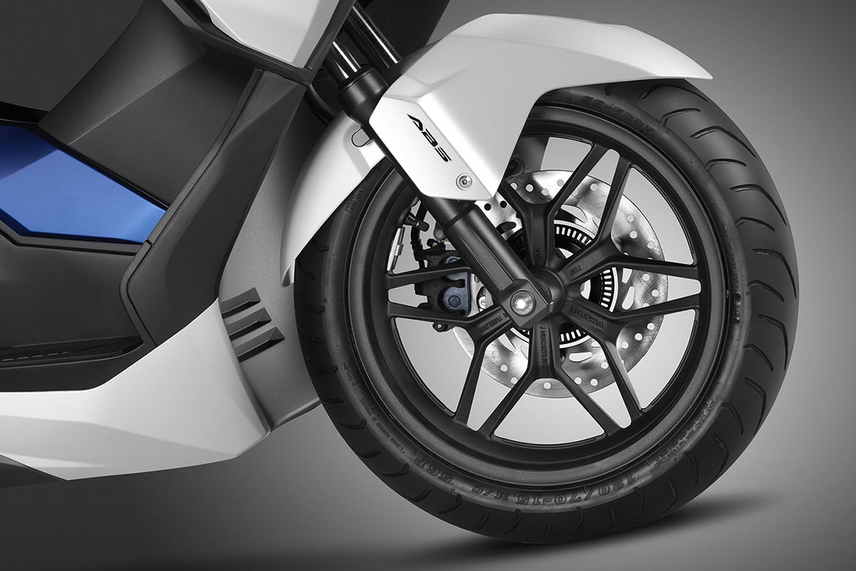 Le Honda Forza 125 ABS profite de technologies issues du monde de la moto
