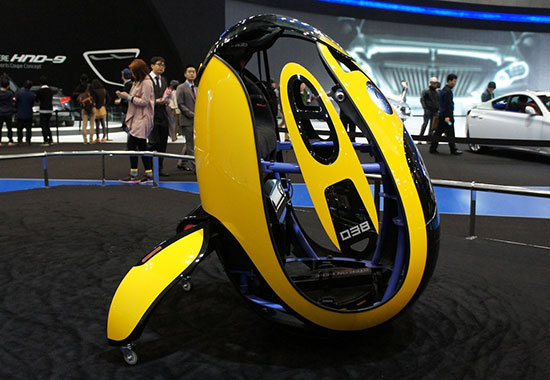 À l'arrêt, le concept Hyundai E4U ressemble à un oeuf posé sur roulettes