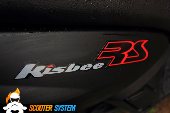 Sur fond noir mat, le logo Kisbee est attenant à un gros coup de tampon RS aux contours rouge vif. Le ton est donné !