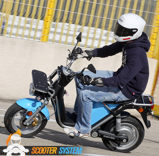Le scooter électrique Matra e-Mo XP en pleine action