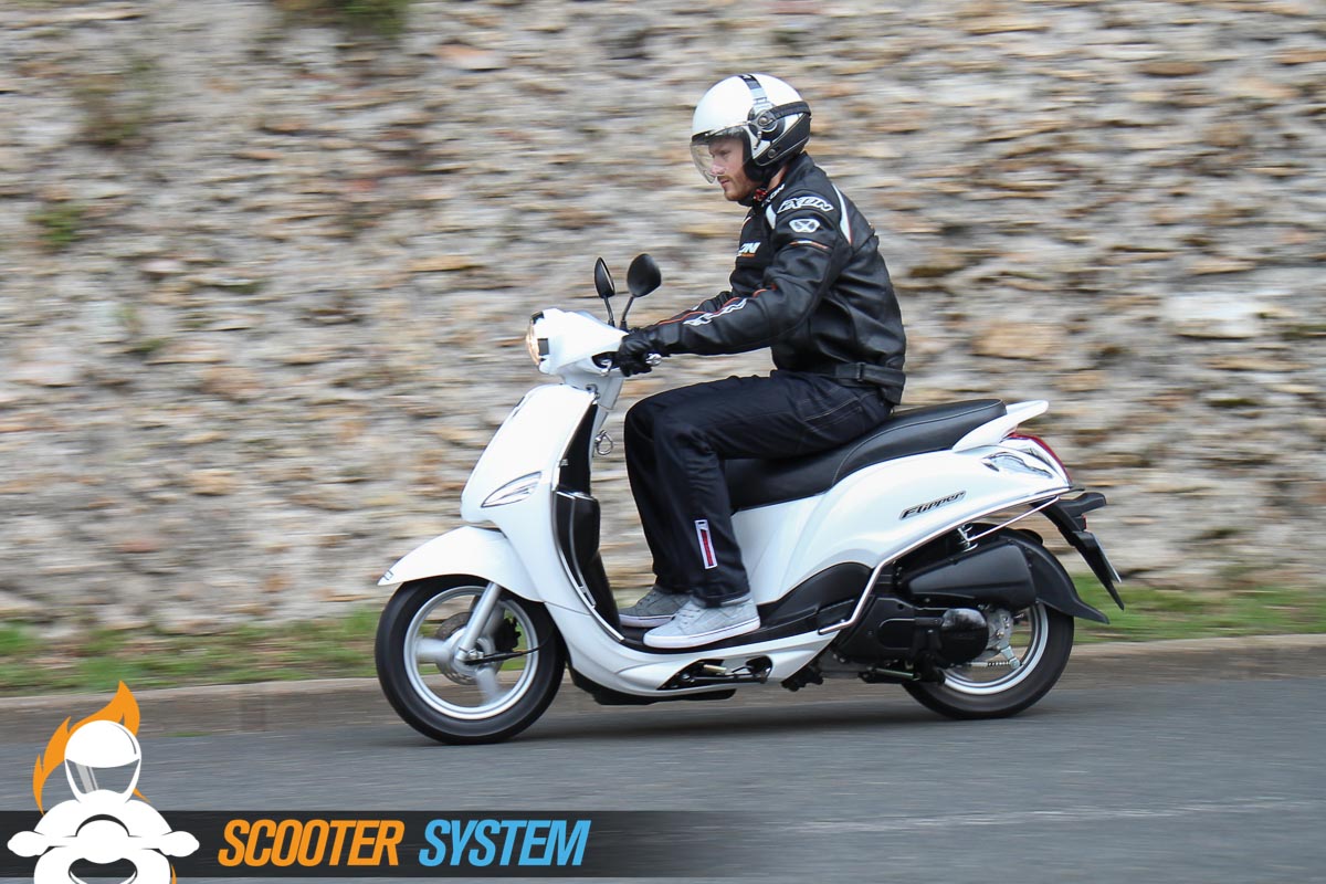 Par le comportement de son moteur, le MBK Flipper apparaît comme juste milieu entre un scooter 50 et un scooter 125 cm3