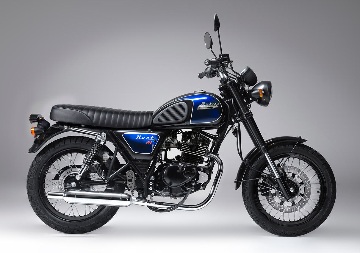 La moto vintage se décline dans 5 coloris dont ce superbe noir brillant et bleu