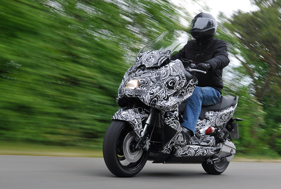 Le scooter électrique BMW offre une tenue de route digne d'une moto routière.