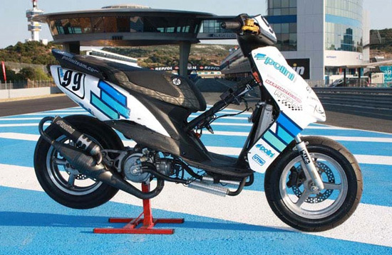 Focus sur le Yamaha Jog RR en full Polini 70cc (pour la compétition uniquement)
