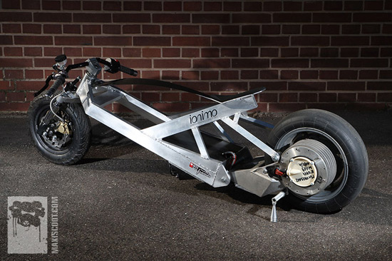 Le châssis en aluminium s'inspire des motos hypersportives
