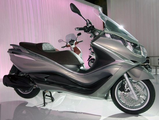Le scooter GT sera disponible en 3 motorisations : 125, 350 et 500 cm3