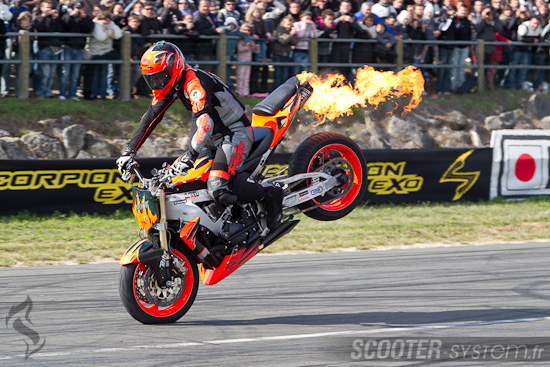 Duke en stoppie avec flammes au Stunt Bike Show 2010