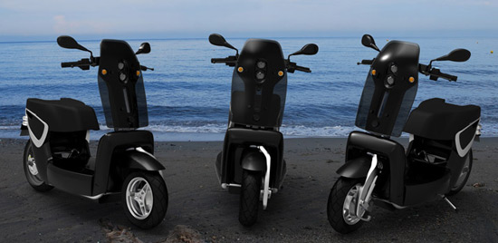 Le scooter Xor XO2 se pare de noir sur la plage