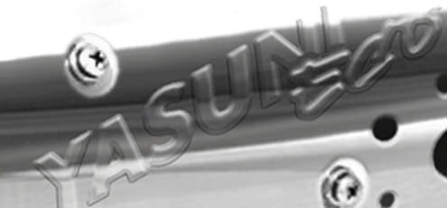 Le logo Yasuni est affiché en embossage sur la plaque chromée