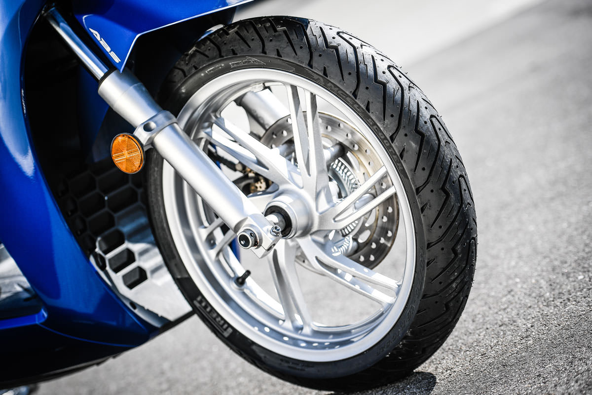 Les pneus Pirelli Angel Scooter reprennent certaines caractéristiques du modèle moto