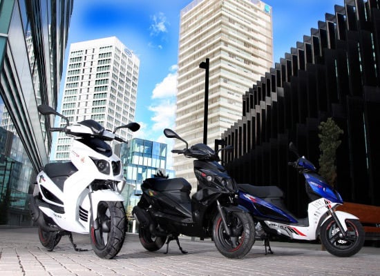 Rieju décline son nouveau scooter en 3 coloris : blanc, noir et bleu / blanc