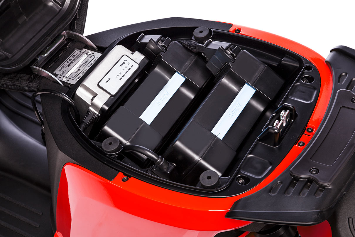 Le coffre de selle peut accueillir 2 batteries amovibles et un chargeur externe
