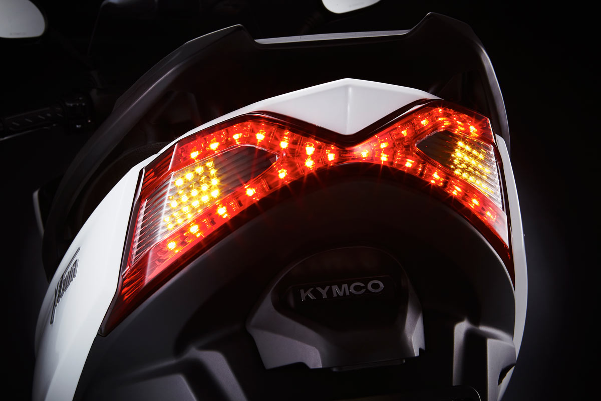 Avec son bloc feu arrière en X, le scooter affiche une signature lumineuse unique !