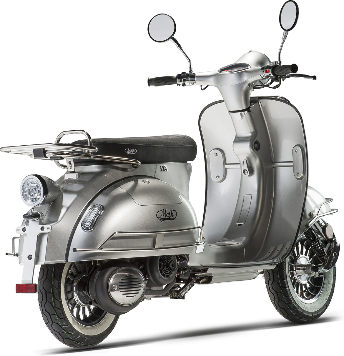 Le scooter rétro est décliné en coloris noir, blanc et gris Silver (comme ici)