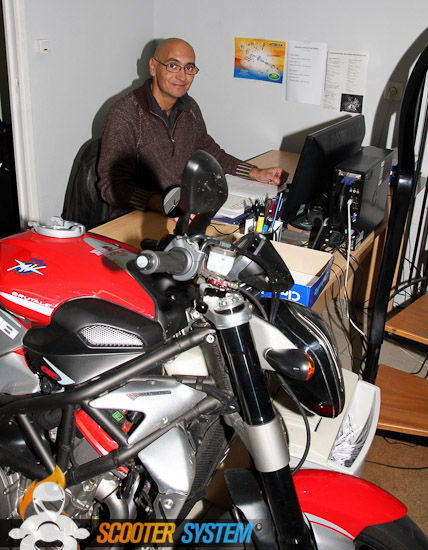 Olivier s'occupe du site et de la vente. La moto du boss trône dans le bureau !