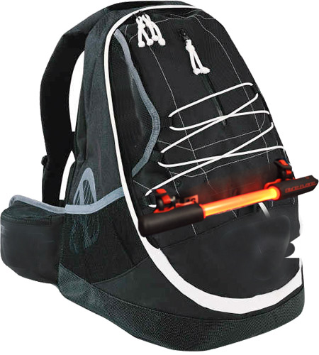 Flexible et léger, l'Easy Light se fixe facilement sur un sac à dos