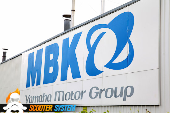 À l'entrée du site, on aperçoit les noms de MBK et de sa maison-mère, Yamaha