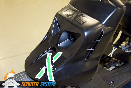 La face avant Str8 du Booster, avec le logo MXS Racing