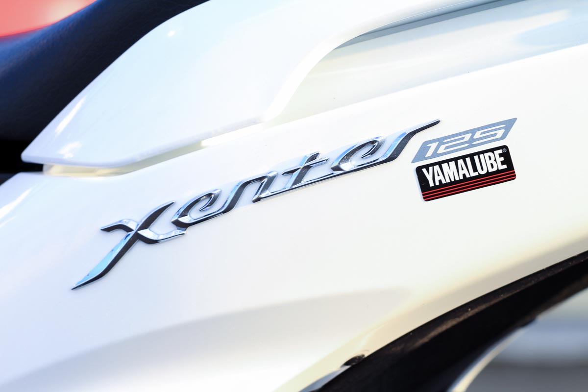 Le Xenter 125 est disponible dans les coloris bleu ciel, blanc et noir brillant