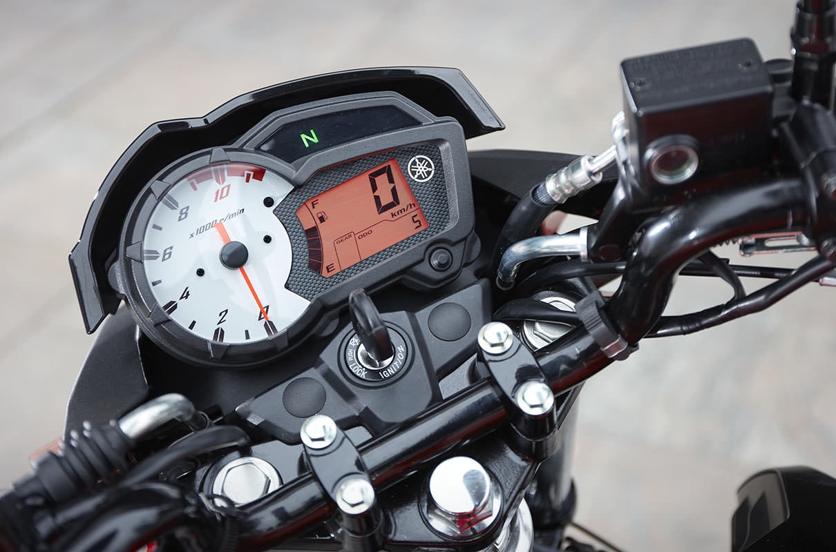 La moto YS125 est à l'image de son compteur : minimaliste mais efficace !