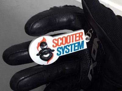 Scooter System : des porte-clés et autocollants