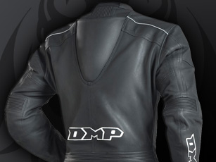 Une combinaison moto intégrale cuir chez DMP