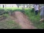 Vidéo délire : il saute un énorme fossé en scooter